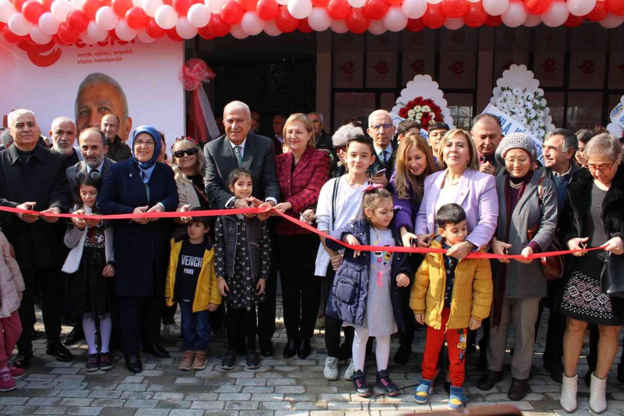 Efeler’de dokuzuncu Kitap Kafe açıldı