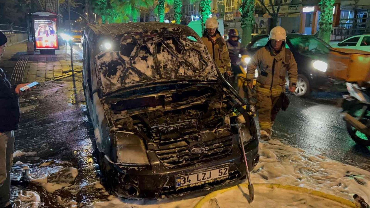 Satış işlemlerini yapacağı araç alev alev yandı