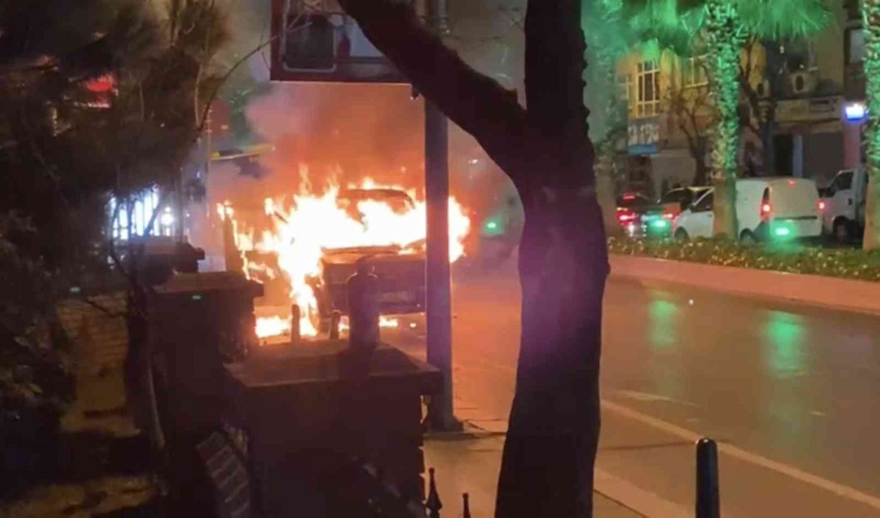 Satış işlemlerini yapacağı araç alev alev yandı