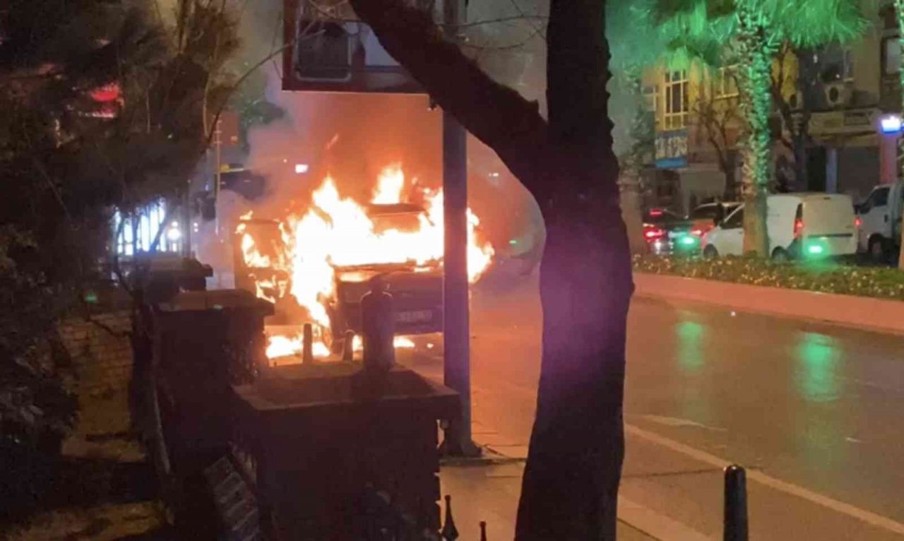 Satış işlemlerini yapacağı araç alev alev yandı