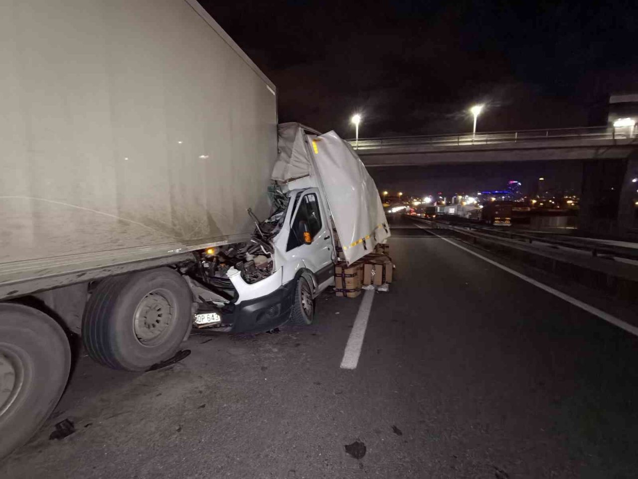 Tıra arkadan çarpan kamyon sürücüsü burnu bile kanamadan kurtuldu