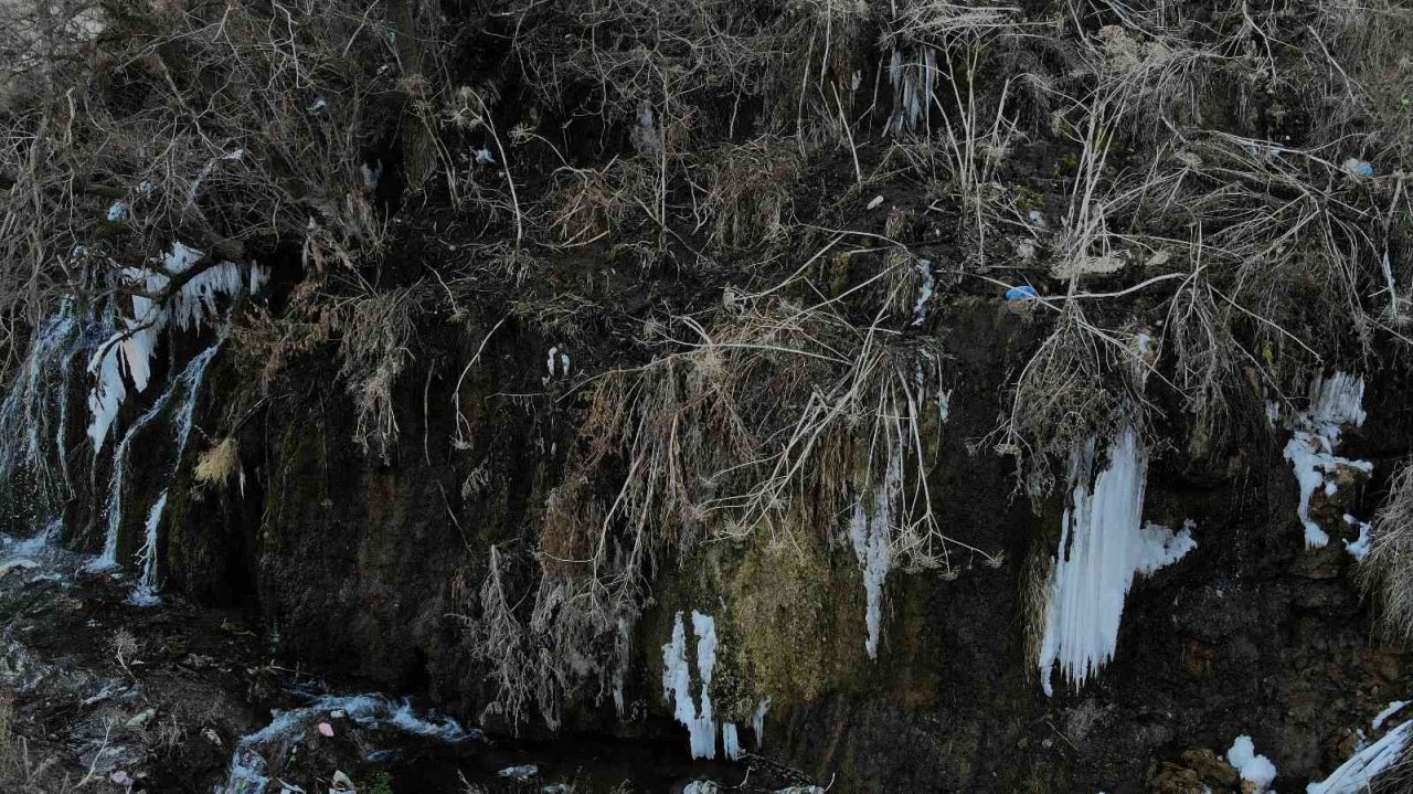 Arpet Şelalesi kısmen buz tuttu