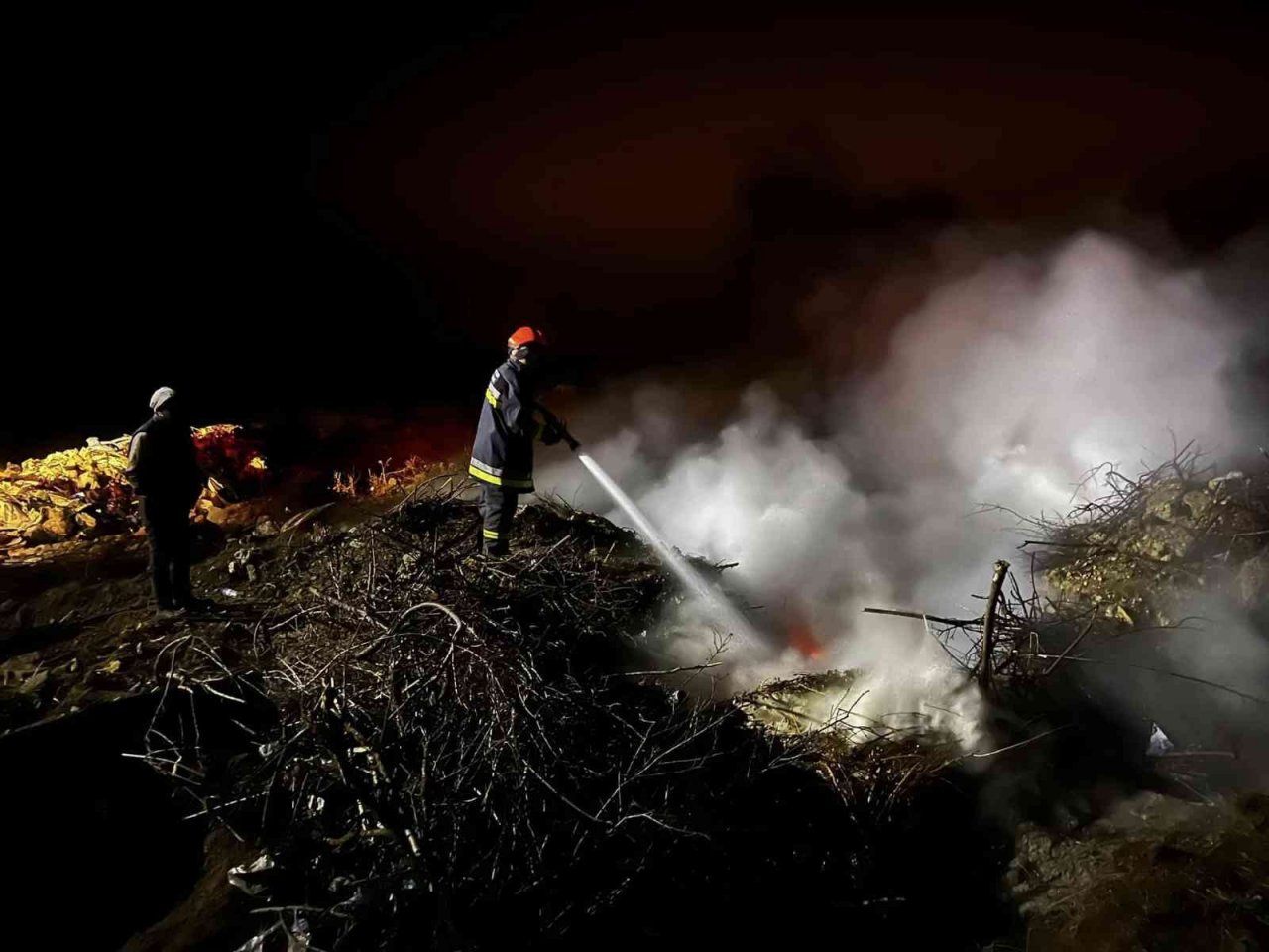 Bolu’da çıkan çöp yangınına erken müdahale faciayı önledi