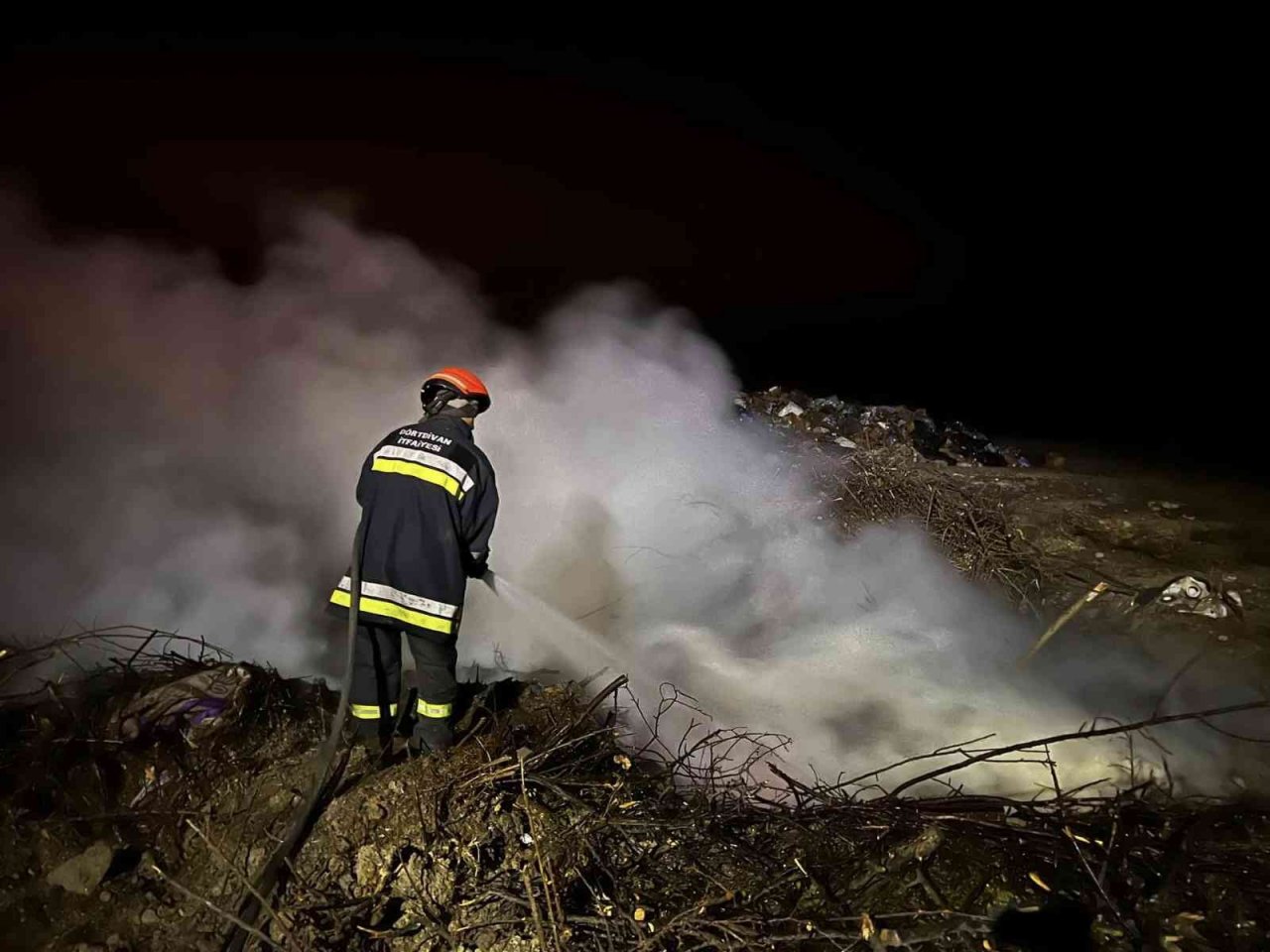 Bolu’da çıkan çöp yangınına erken müdahale faciayı önledi