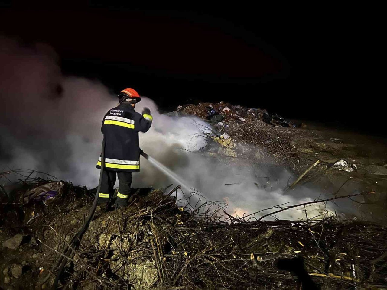 Bolu’da çıkan çöp yangınına erken müdahale faciayı önledi