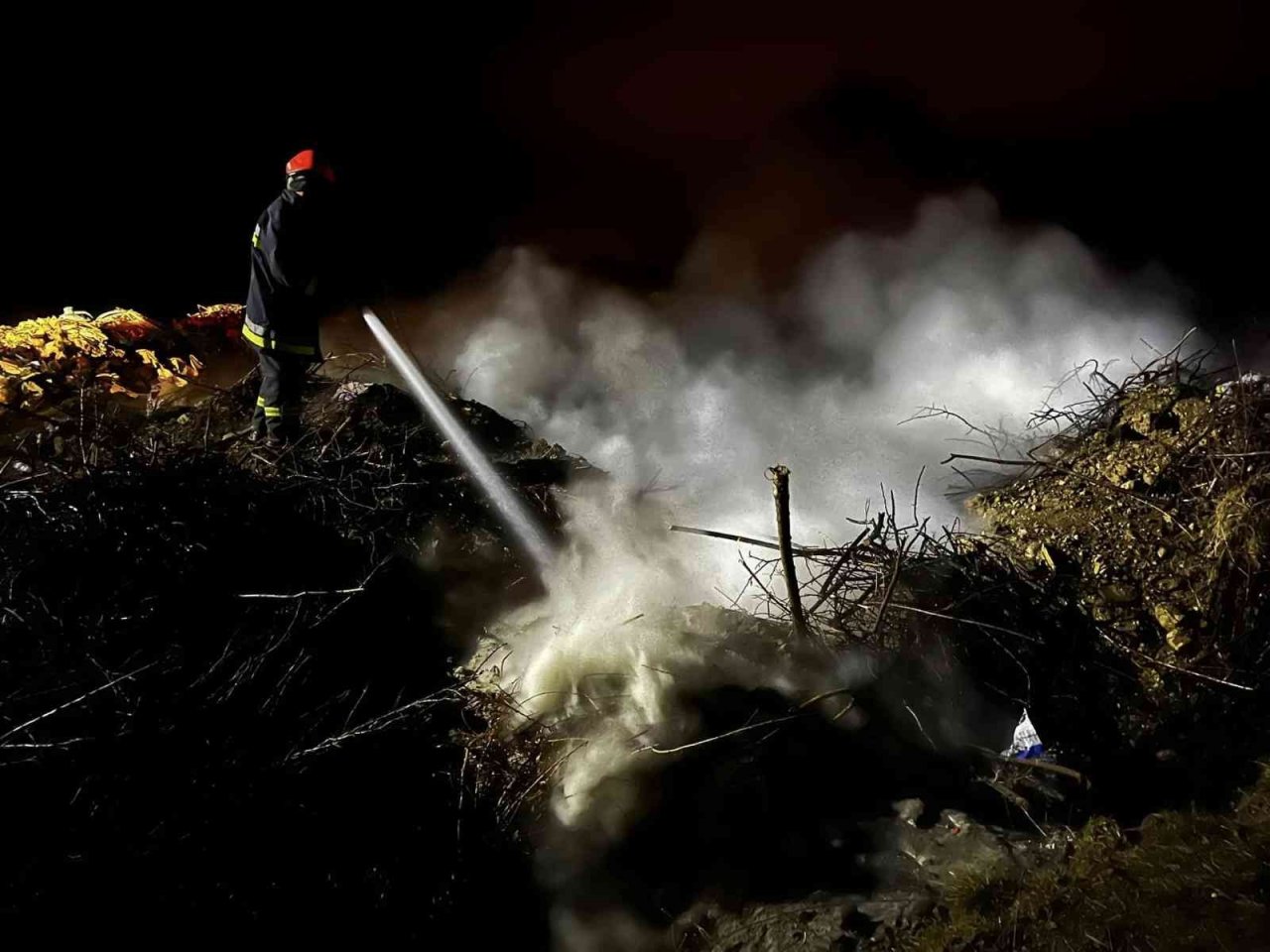 Bolu’da çıkan çöp yangınına erken müdahale faciayı önledi