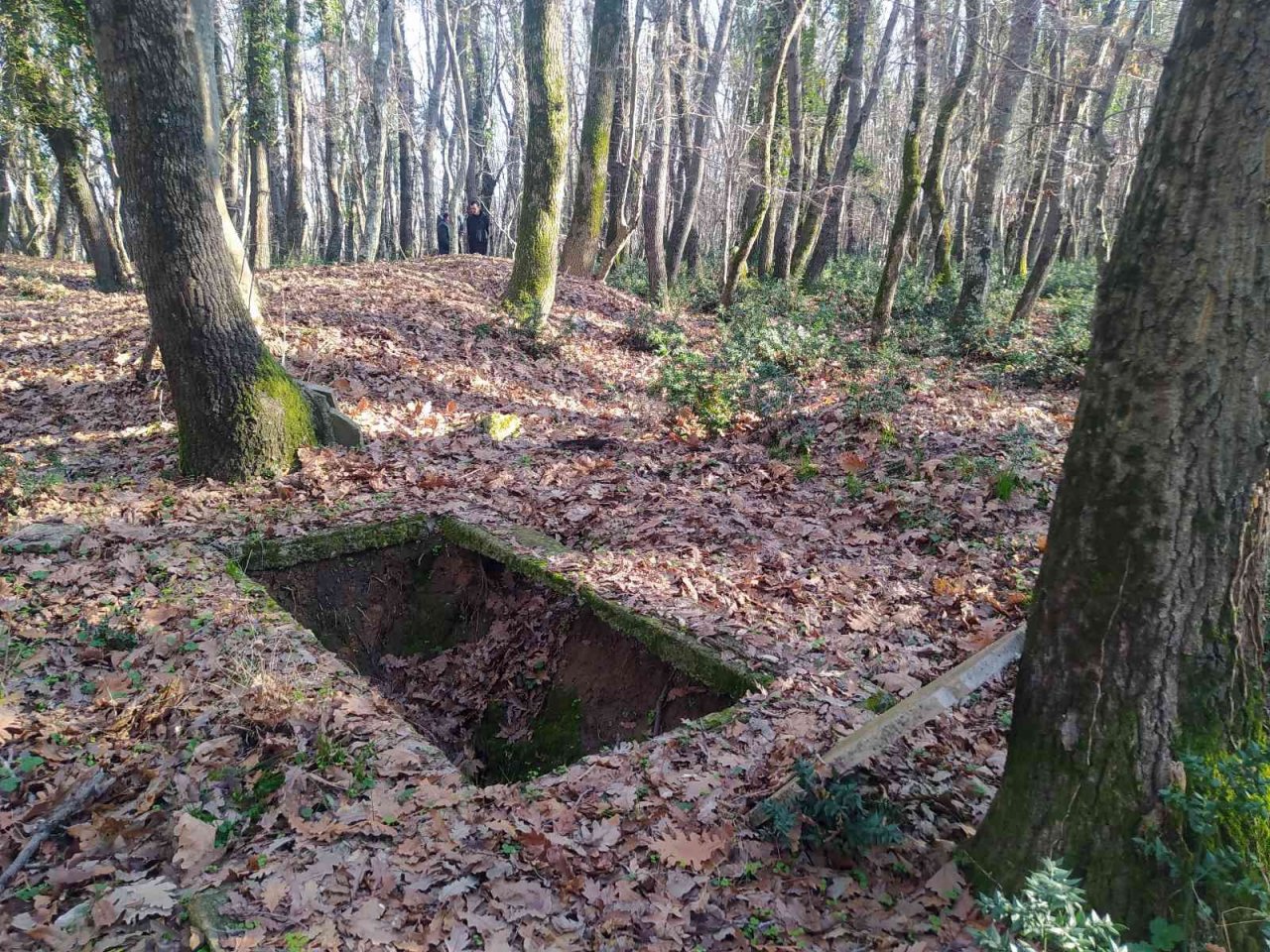 Çatalca’da eski köy mezarlığı defineciler tarafından talan edildi