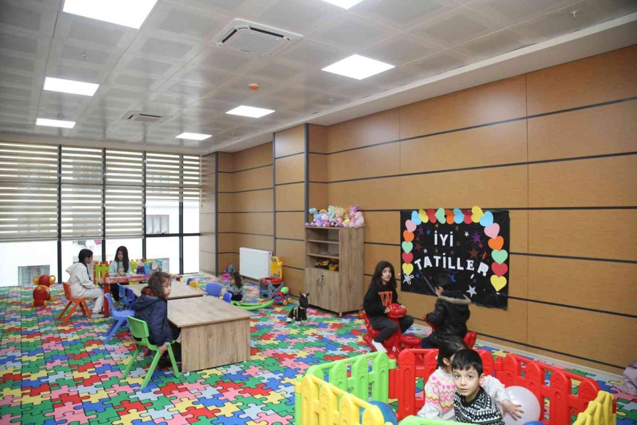 Elazığ’da anne ve çocuklarına ebru etkinliği