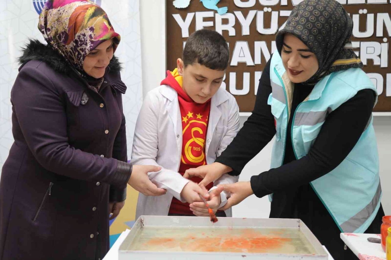 Elazığ’da anne ve çocuklarına ebru etkinliği