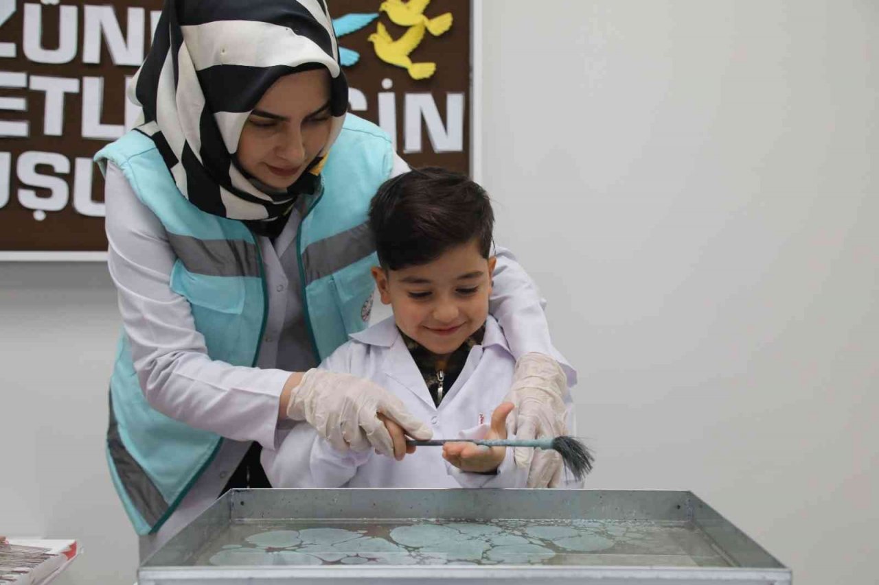 Elazığ’da anne ve çocuklarına ebru etkinliği
