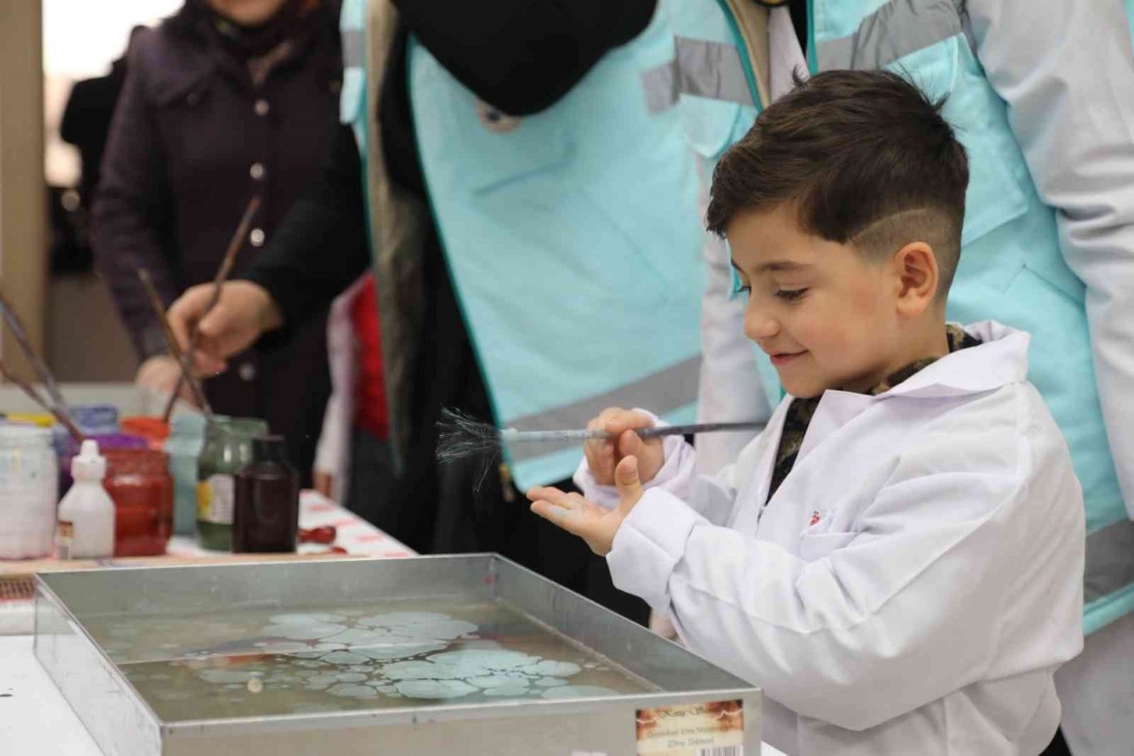Elazığ’da anne ve çocuklarına ebru etkinliği