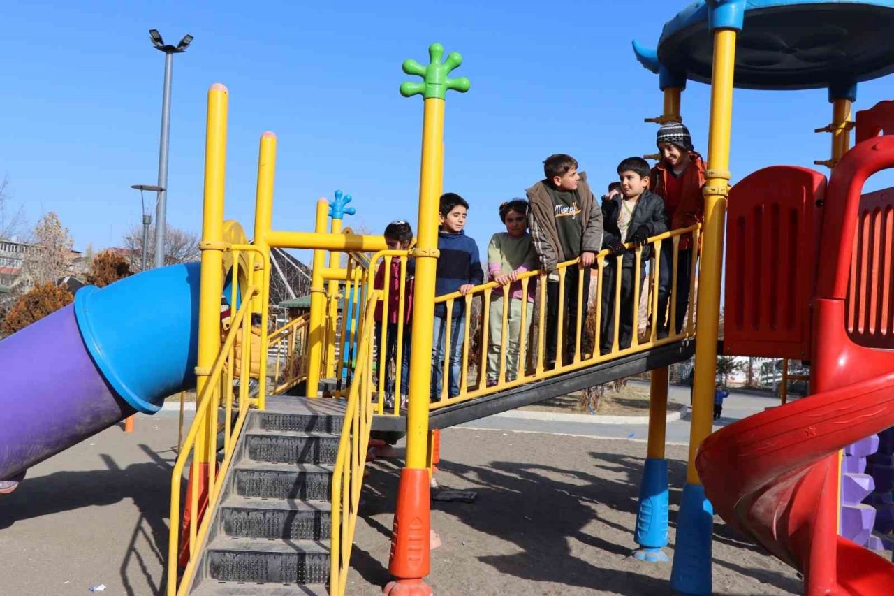 Karakışta Oltu’da bahar havası yaşanıyor