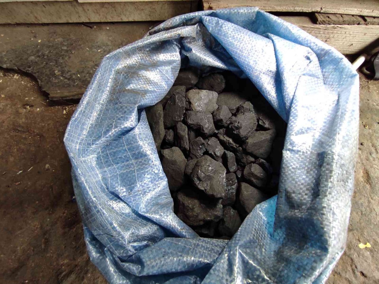 Kış etkisini göstermeyince odun ve kömüre talep düştü