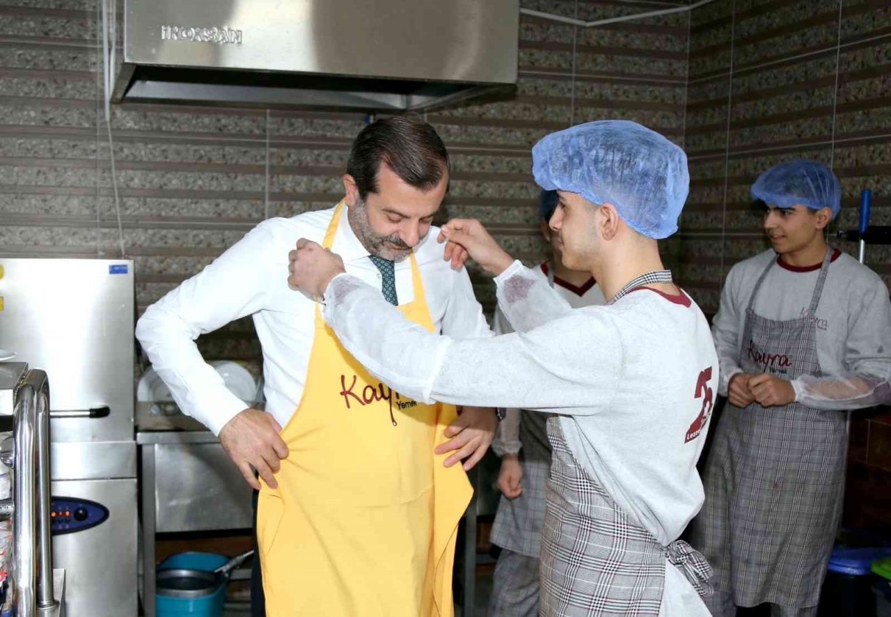 Başkan Mustafa Işık, genç stajyerlerin misafiri oldu
