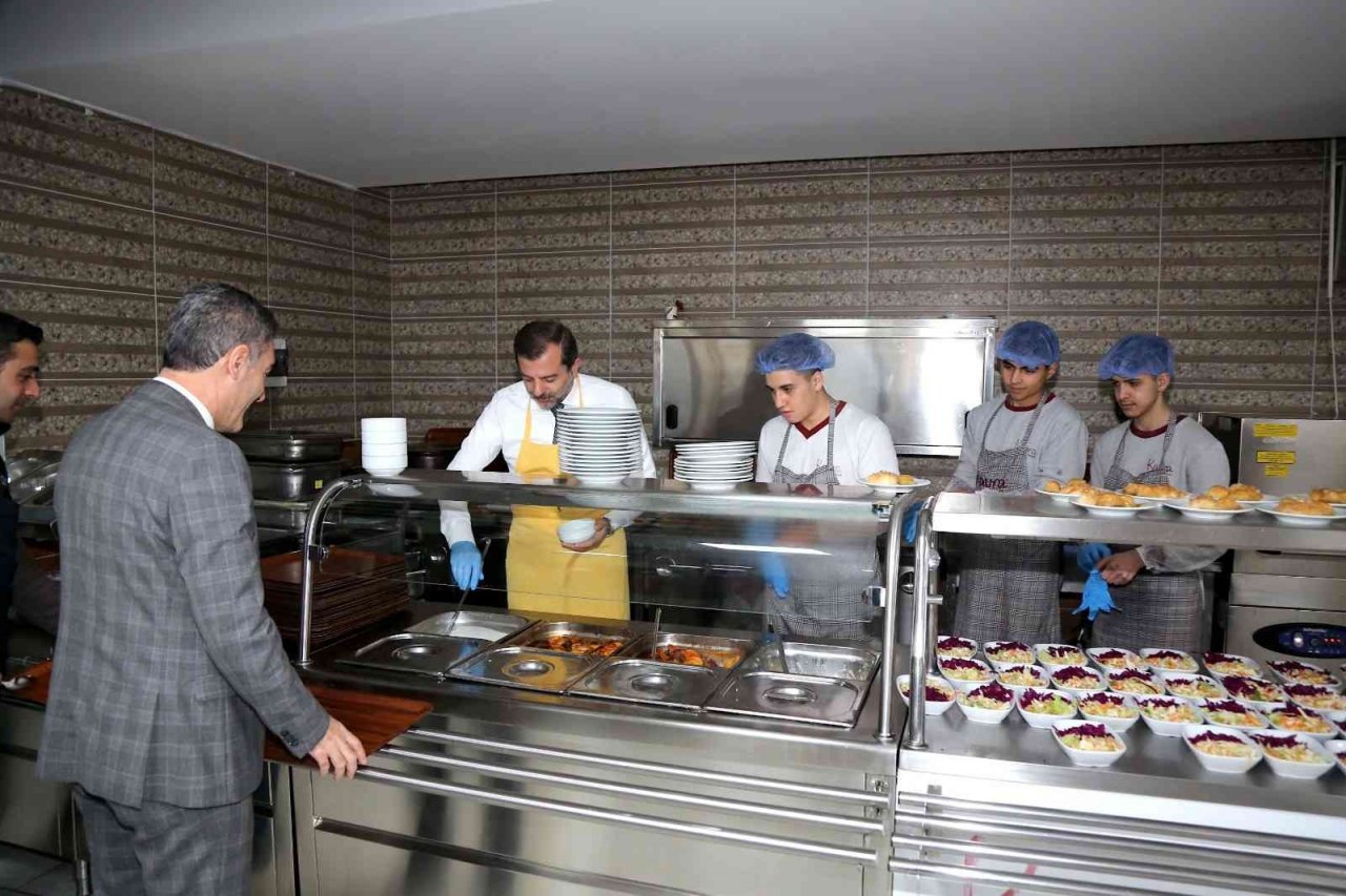 Başkan Mustafa Işık, genç stajyerlerin misafiri oldu
