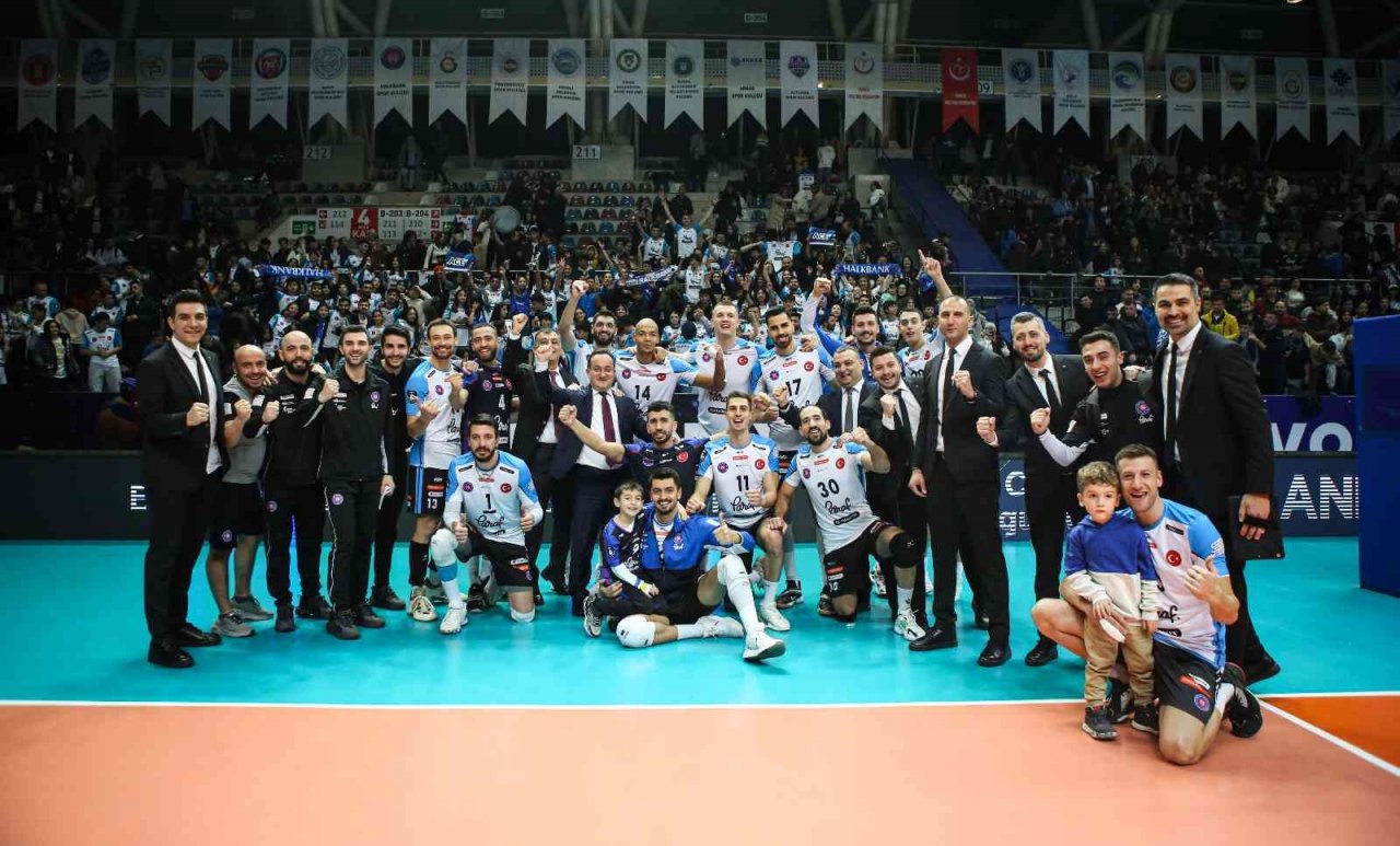 Halkbank çeyrek finalde