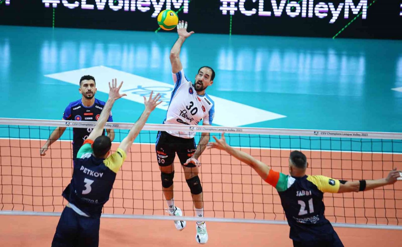 Halkbank çeyrek finalde