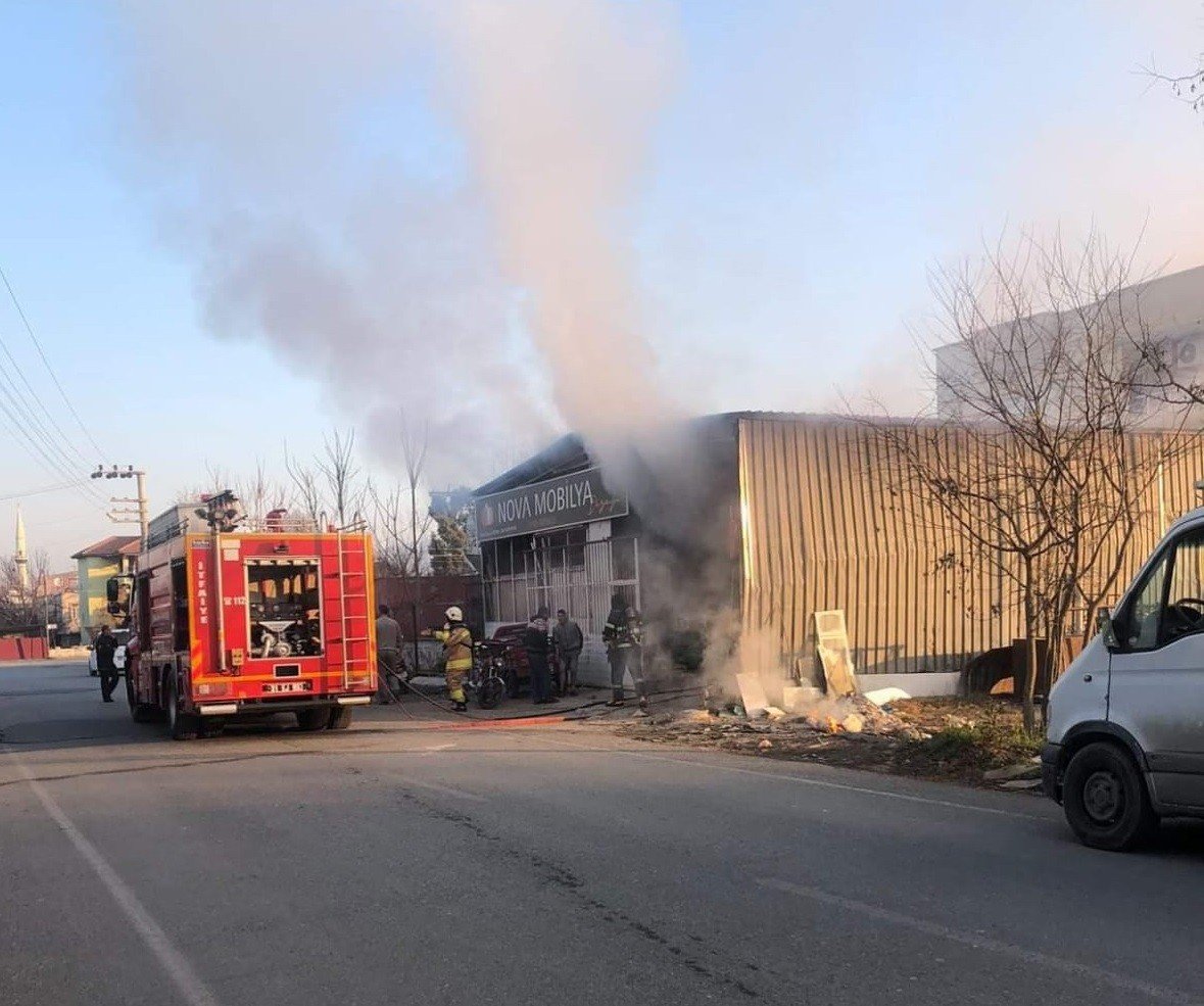 Mobilya üretim atölyesinde çıkan yangın söndürüldü