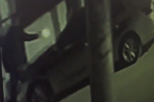 Sokak ortasında eşini vurdu, o anlar kamerada