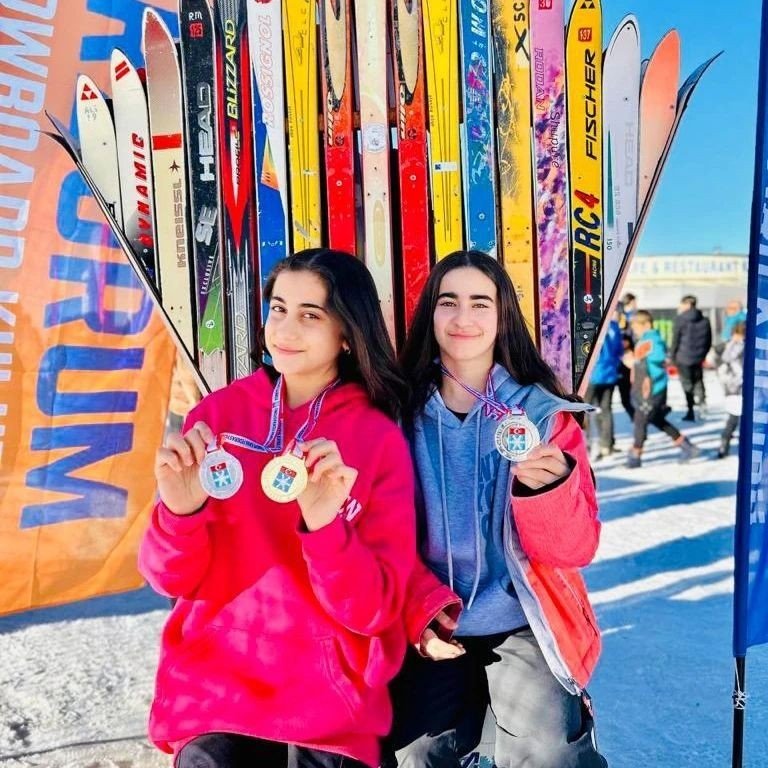 Sivaslı kayakçılar Kayseri’de derece yaptı