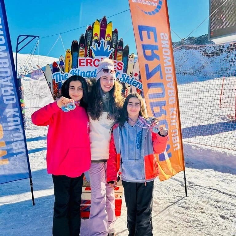 Sivaslı kayakçılar Kayseri’de derece yaptı