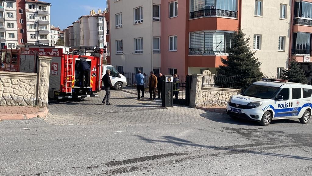 Aspiratör alev aldı, evdekiler panik yaşadı
