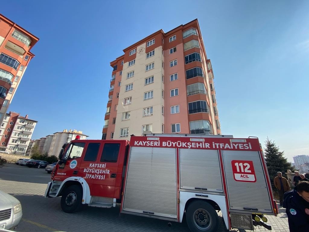 Aspiratör alev aldı, evdekiler panik yaşadı