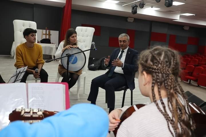 Başkan Kaplan, gitar kursu öğrencileri ile bir araya geldi