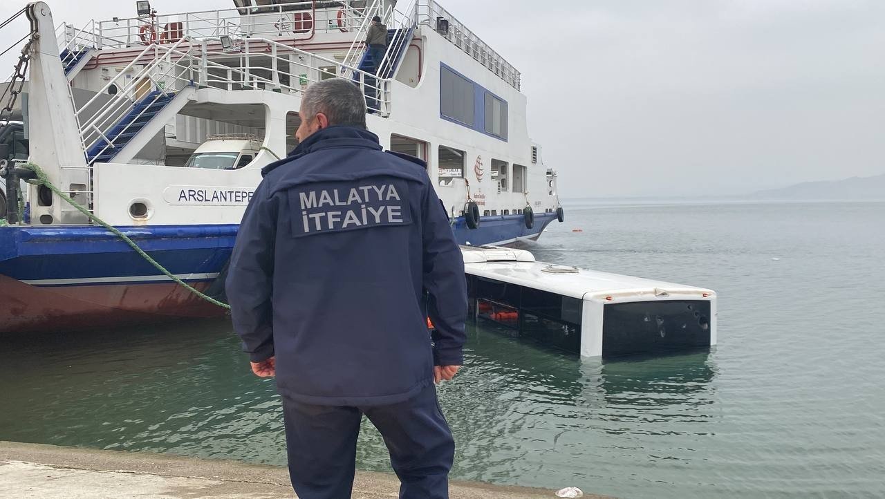 Göle uçan yolcu otobüsünde can pazarı