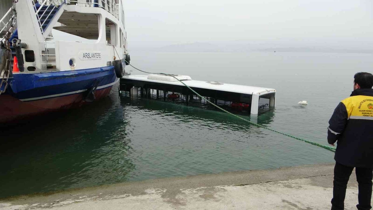 Göle uçan yolcu otobüsünde can pazarı