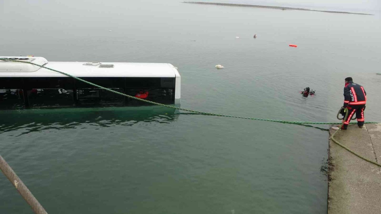 Göle uçan yolcu otobüsünde can pazarı