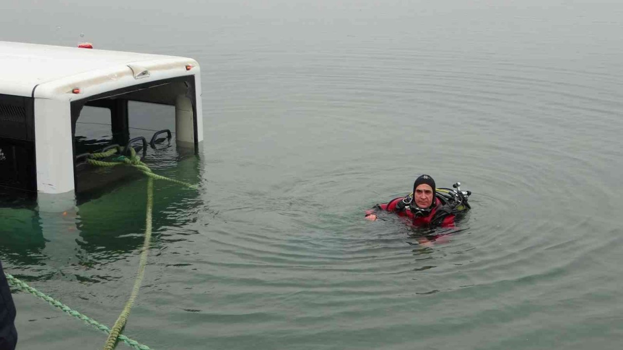 Göle uçan yolcu otobüsünde can pazarı