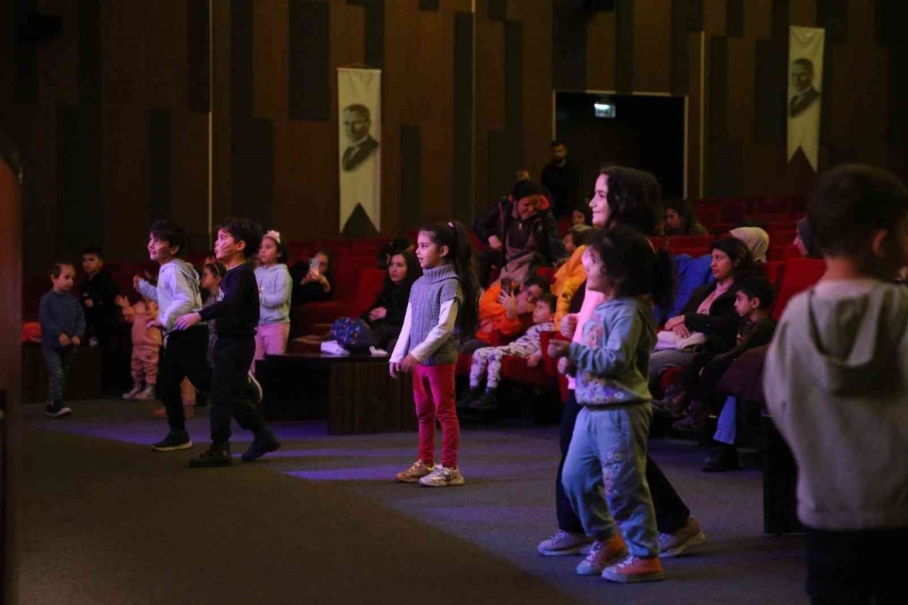 Yarıyıl tatilinde çocuklar Merkezefendi’de tiyatro ile eğleniyor