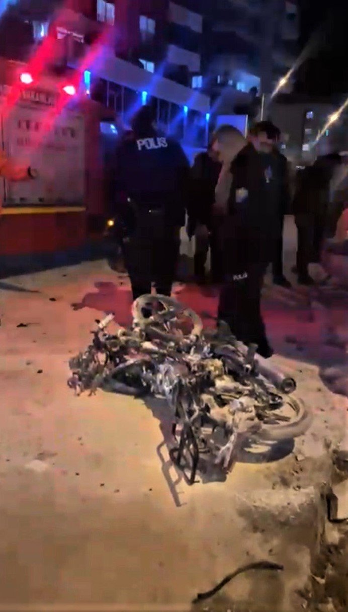 Motosiklet sokak ortasında alev alev yandı