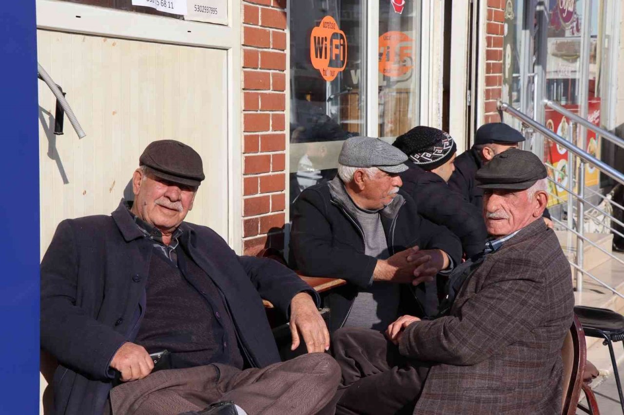 Karakışta Oltu’da bahar havası yaşanıyor