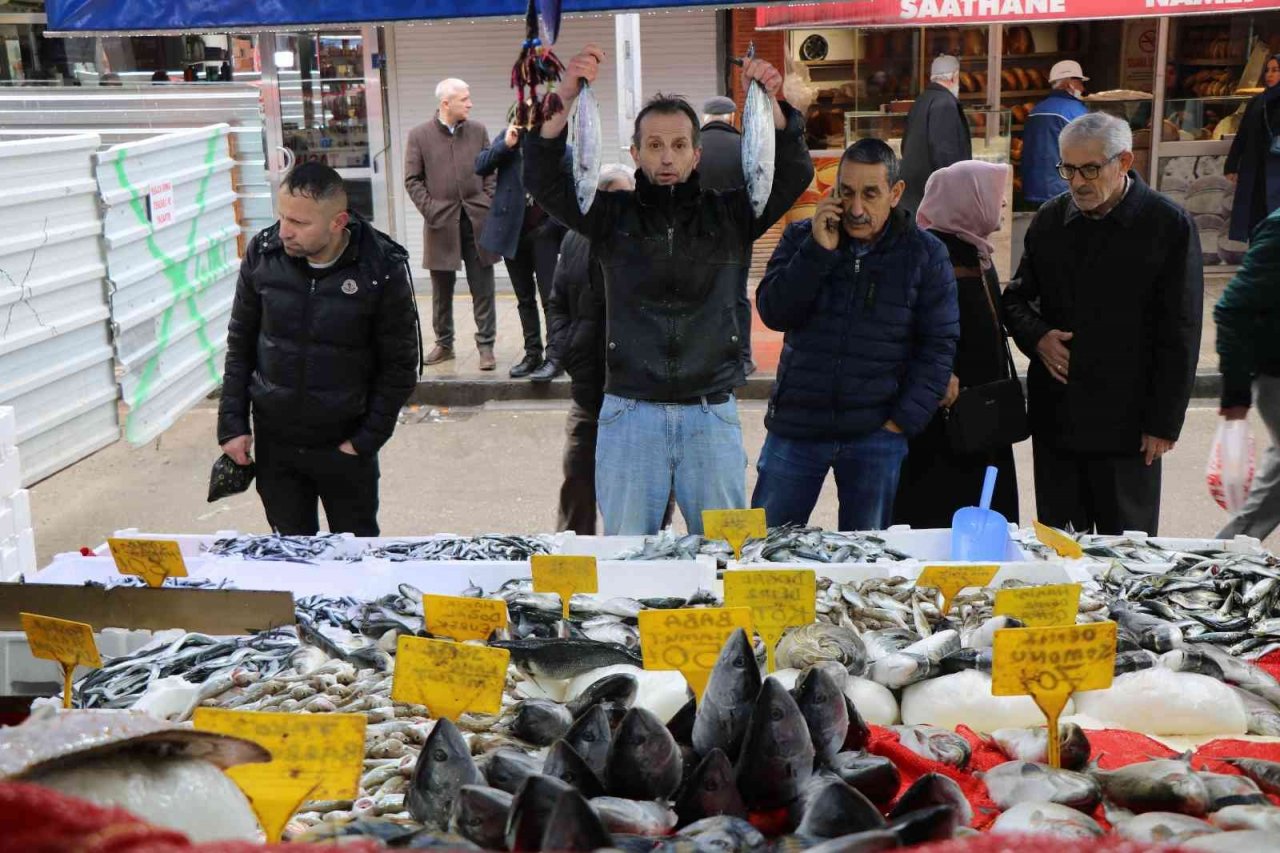 Havalar soğudu, balık tezgahları şenlendi