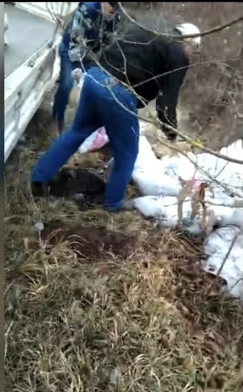 Doğaya moloz attılar, yakalanınca 30 çuvalı kendileri taşıdılar