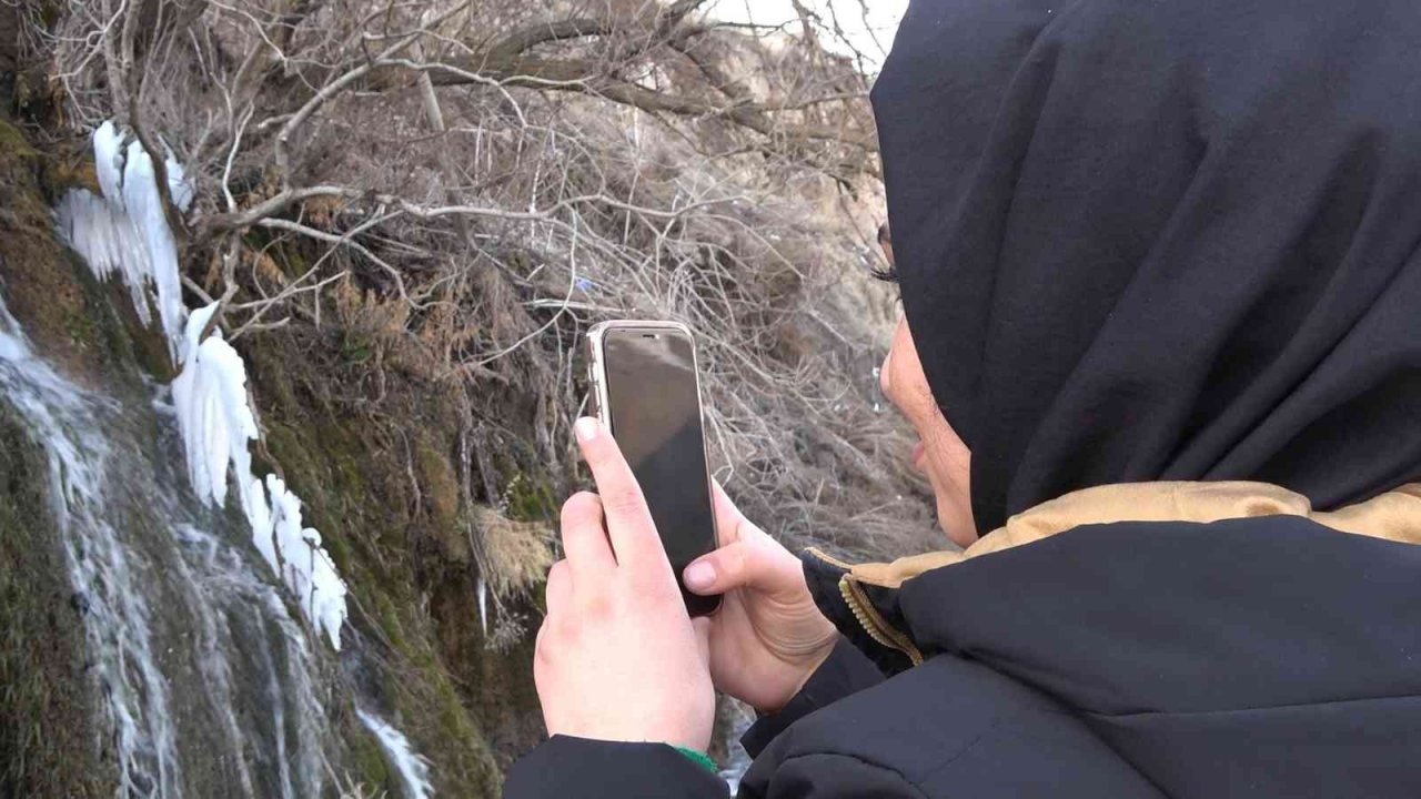 Arpet Şelalesi kısmen buz tuttu