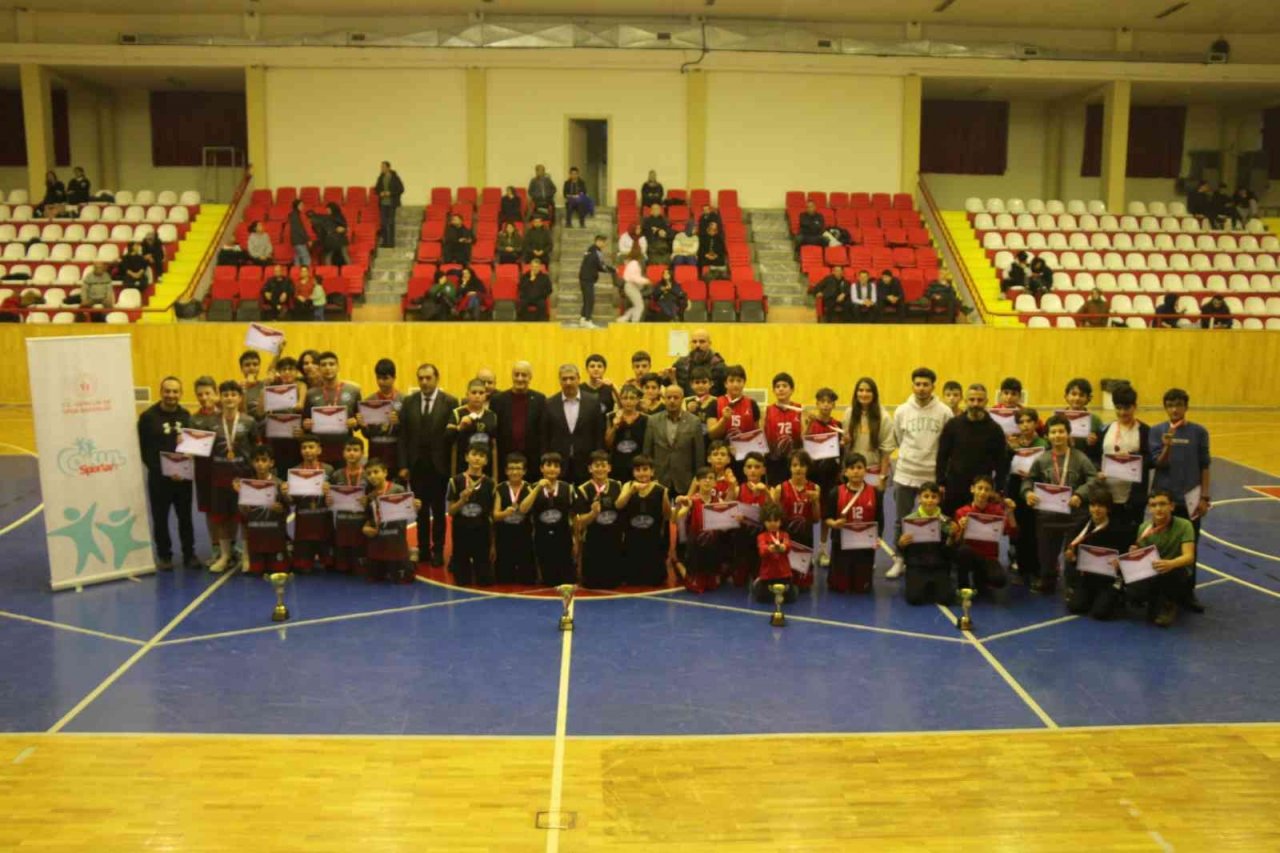 Selçuk Ortaokulu çifte kupa aldı