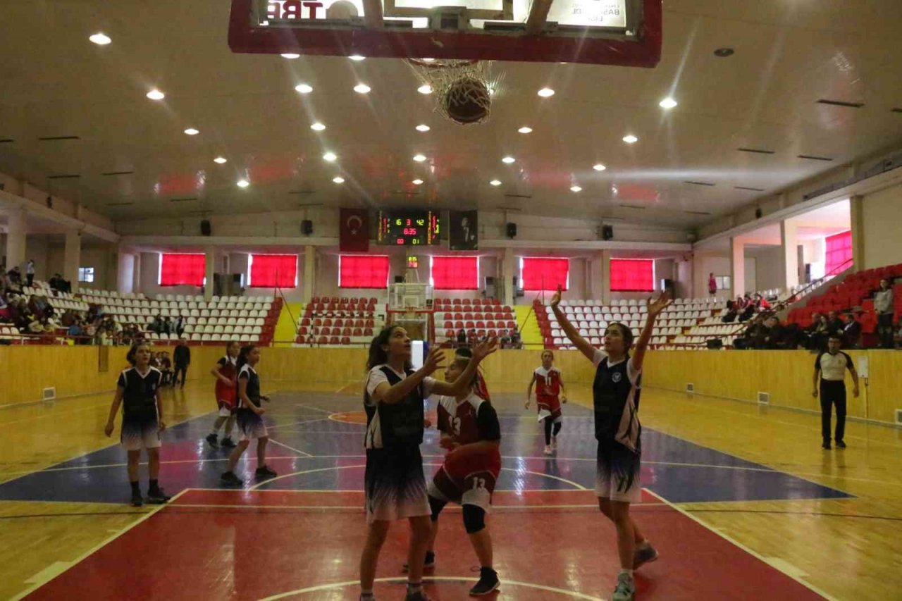 Selçuk Ortaokulu çifte kupa aldı