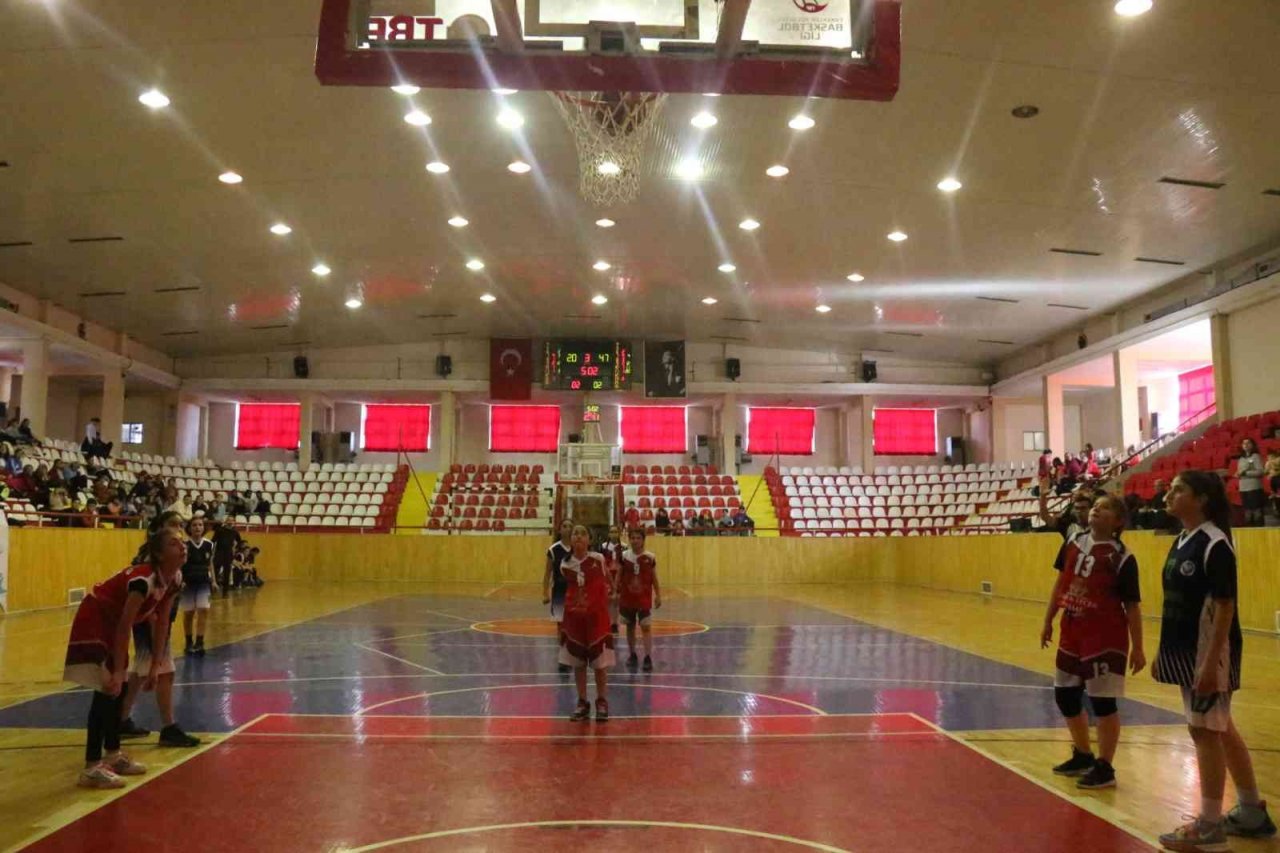 Selçuk Ortaokulu çifte kupa aldı