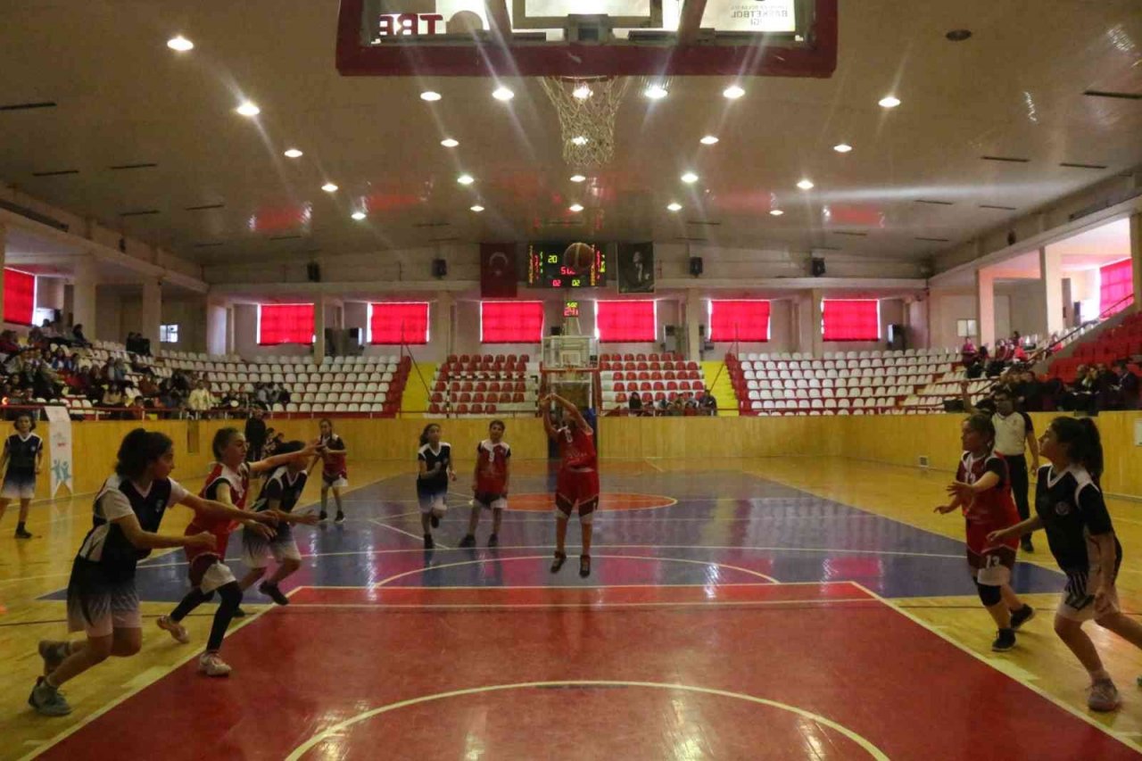 Selçuk Ortaokulu çifte kupa aldı