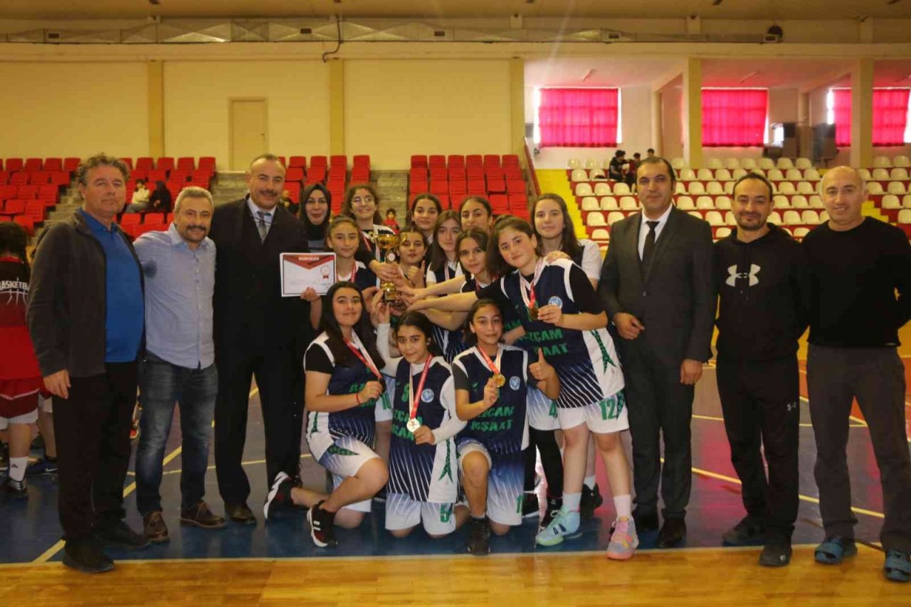 Selçuk Ortaokulu çifte kupa aldı