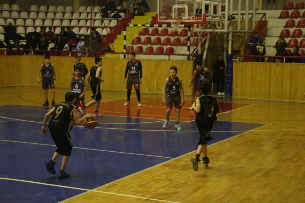 Selçuk Ortaokulu çifte kupa aldı