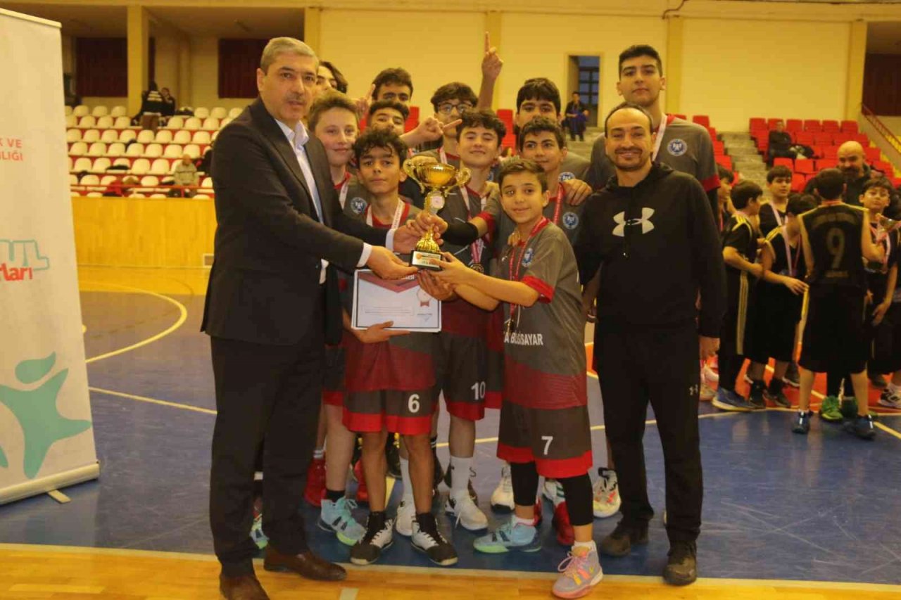 Selçuk Ortaokulu çifte kupa aldı