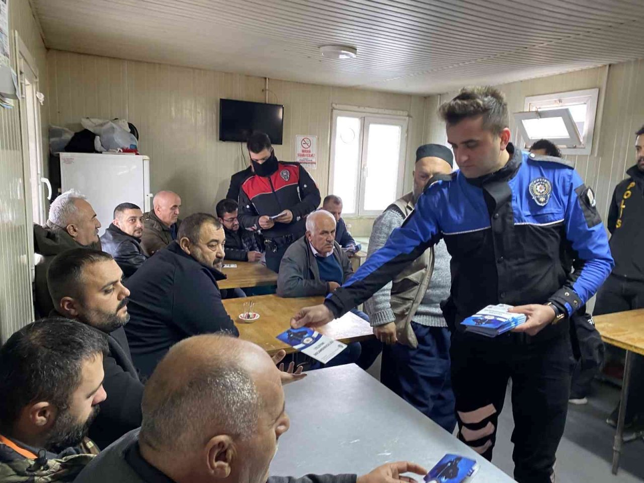 Üsküdar’da polis, internet ve telefon dolandırıcılığına karşı vatandaşı uyardı