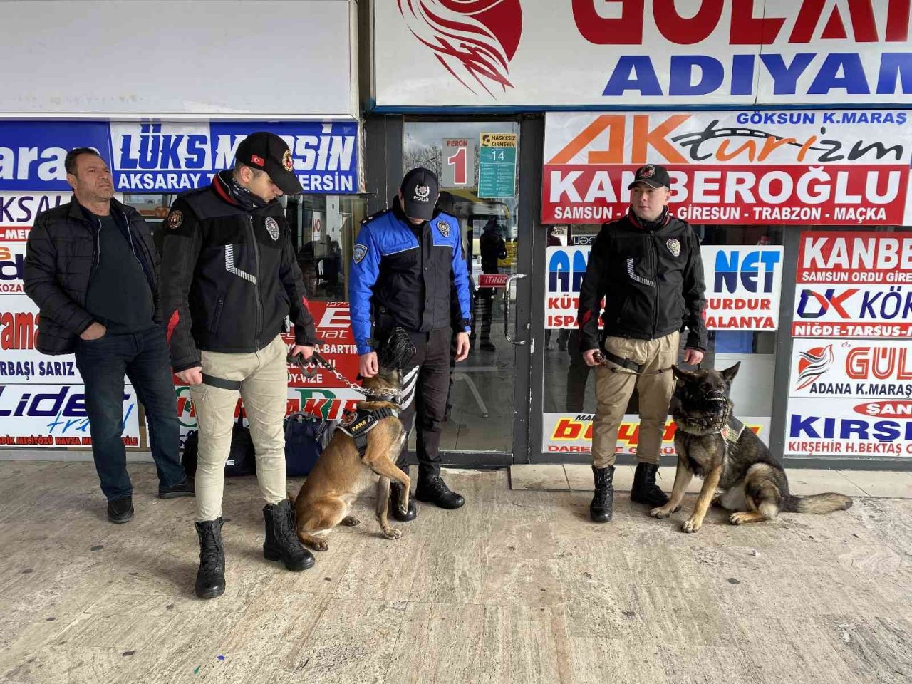 Üsküdar’da polis, internet ve telefon dolandırıcılığına karşı vatandaşı uyardı