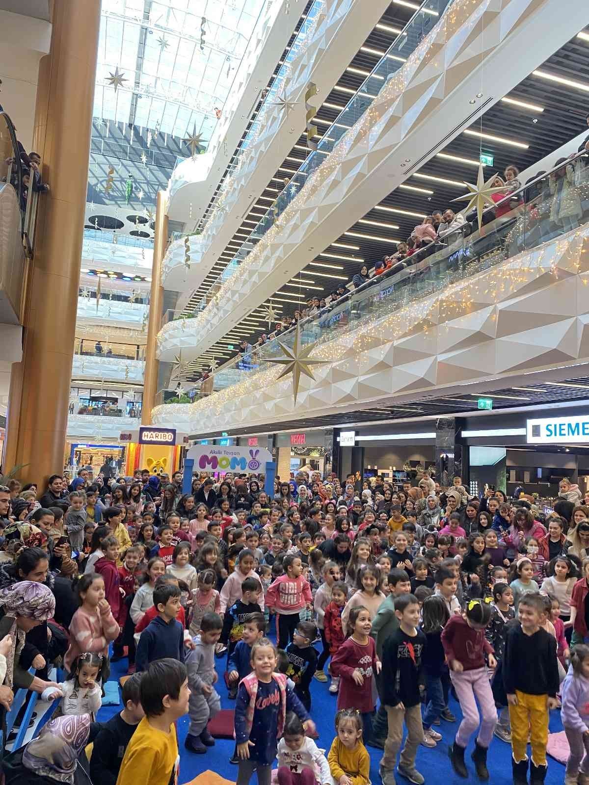 Akıllı Tavşan Momo, Tuna Life Center’da çocuklarla buluştu