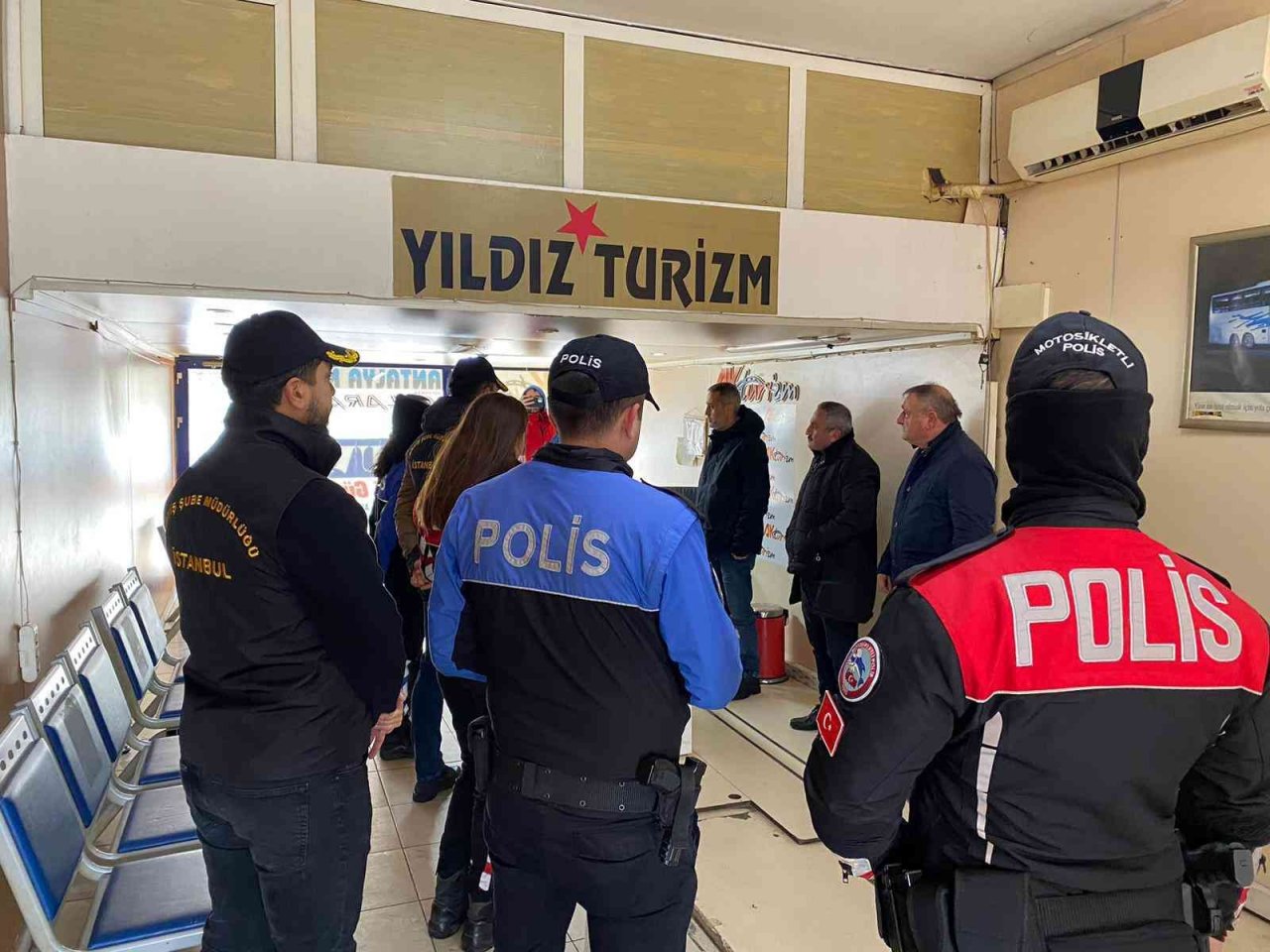 Üsküdar’da polis, internet ve telefon dolandırıcılığına karşı vatandaşı uyardı