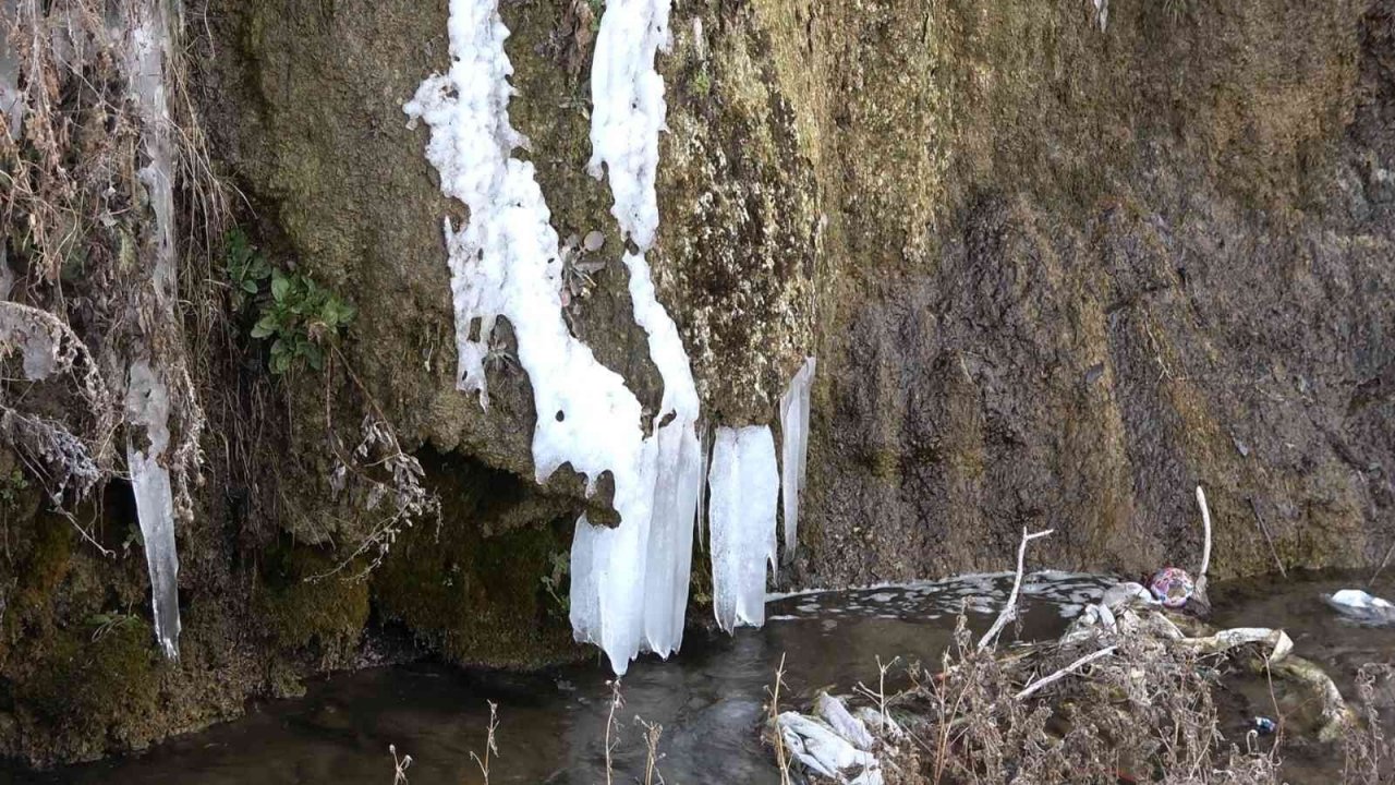 Arpet Şelalesi kısmen buz tuttu